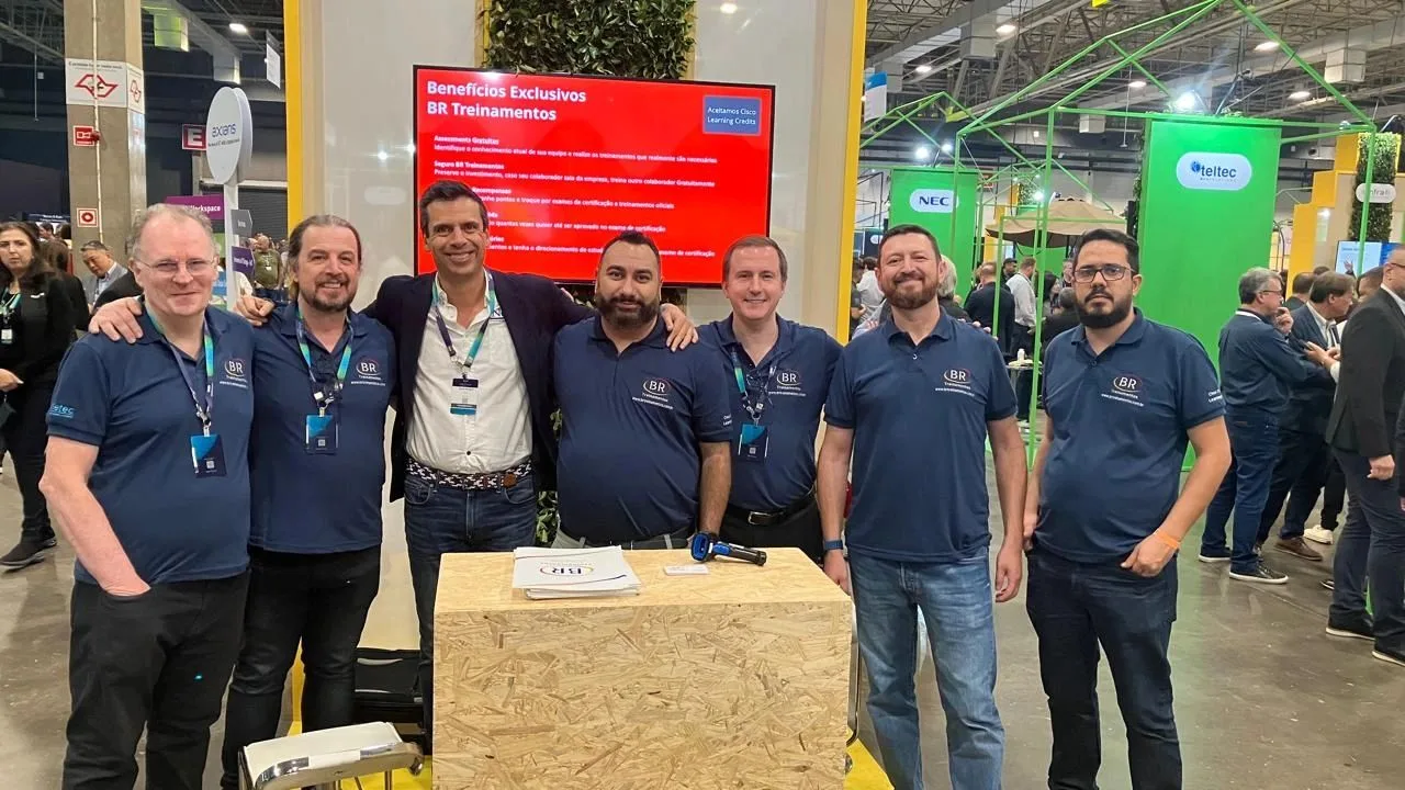 Equipe BR Treinamentos e Felipe Delgado, da Netec, no Cisco Engage 2024